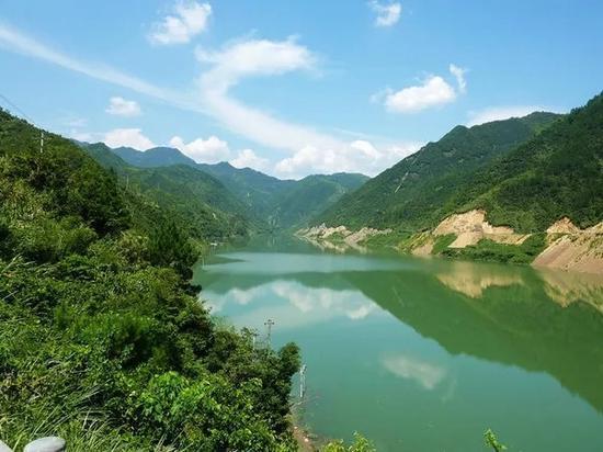 《塔瑞斯世界》能自由交易吗